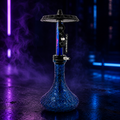 El Bomber DJ azul sobre fondo neón MasterHookah